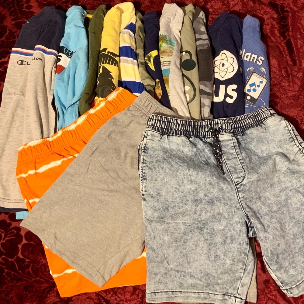 Boys graphic tees and shorts 🩳